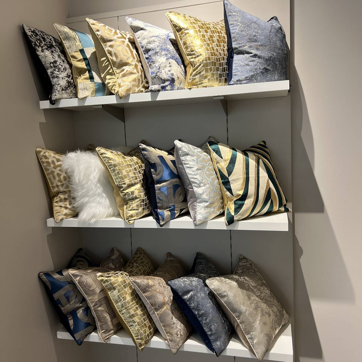 Luxurious Modern Throw Pillows – De’Luxe Home Decor & Furniture Tampa