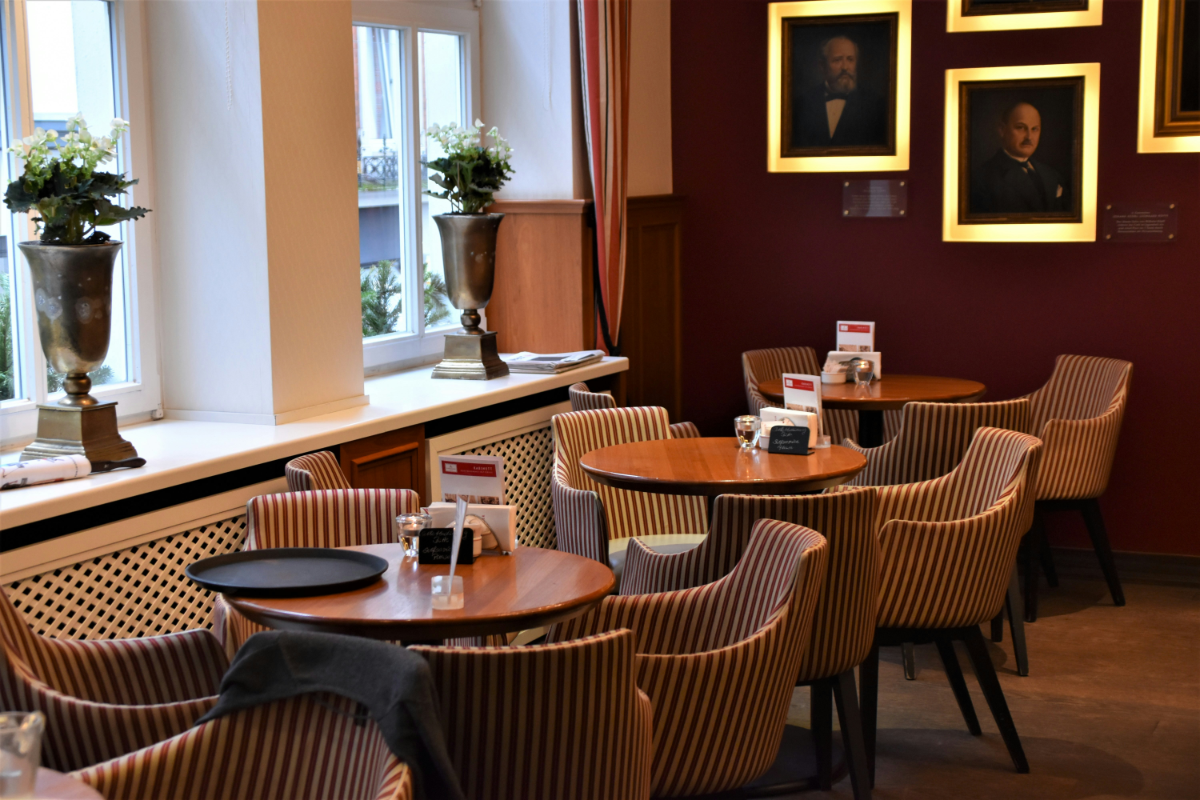 Contract restaurant and cafe furniture Tampa Florida -- European dining chairs and tables